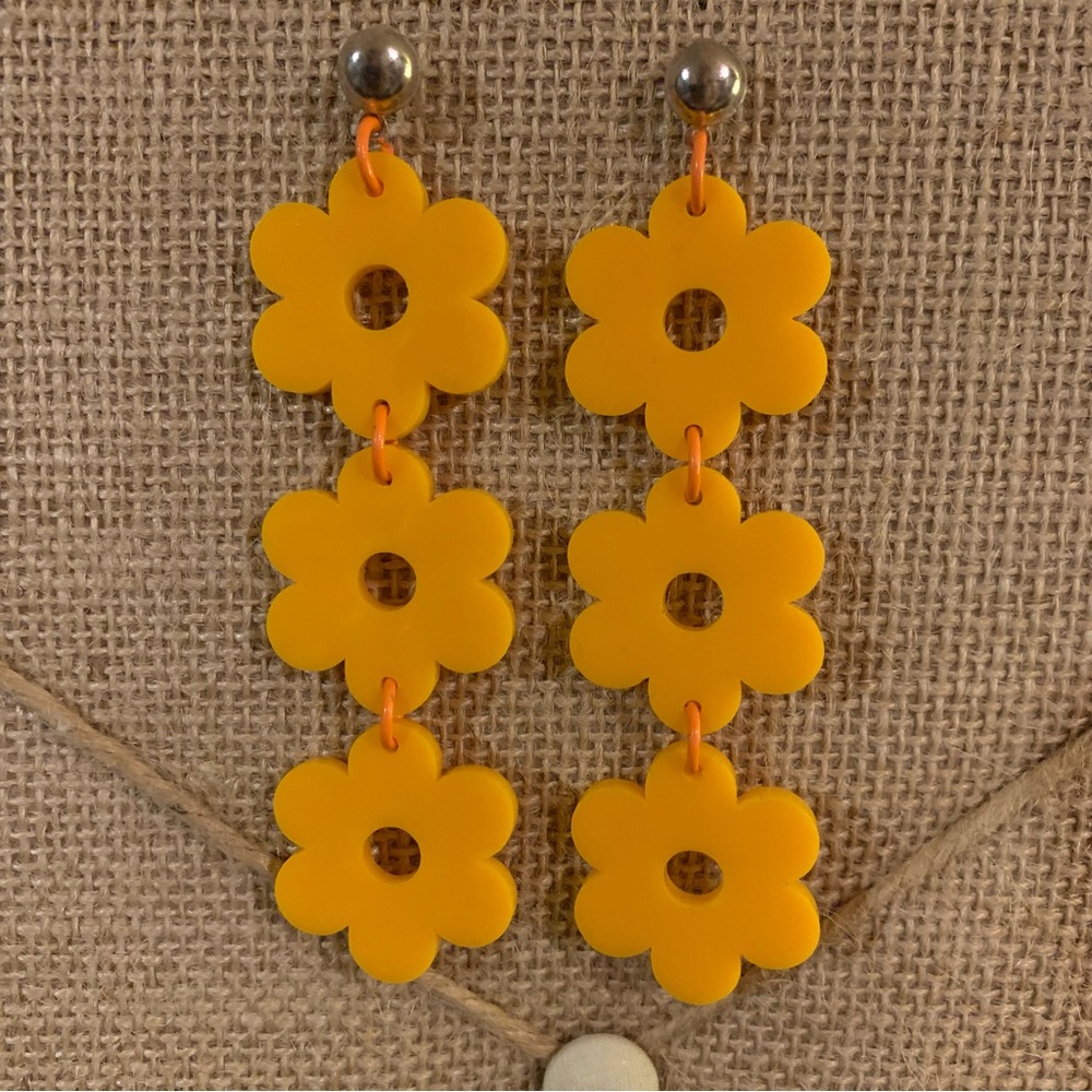 Acrylic triple daisy dangle earrings